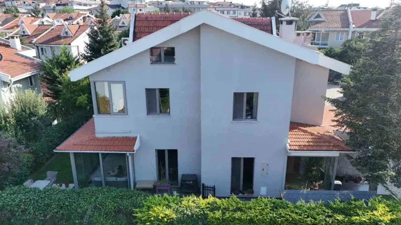 ÇEKMEKÖY GÖKDENİZ VİLLALARINDA EŞYALI BAHÇELİ TRİPLEKS VİLLA