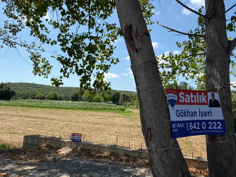 BEYKOZ CUMHURİYET KÖYÜ ANA CADDEYE CEPHE SATILIK DÜZ KÖŞE TARLA