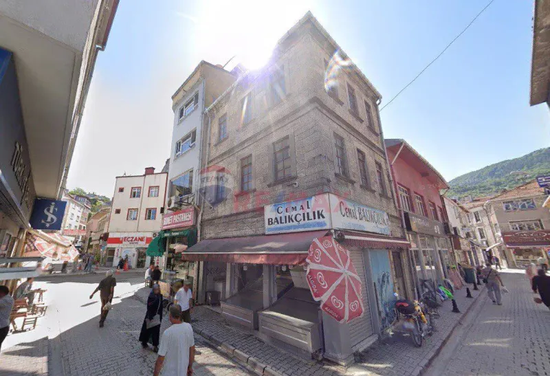 İNEBOLU ÇARŞI İÇİNDE KOMPLE SATILIK KÖŞE BİNA