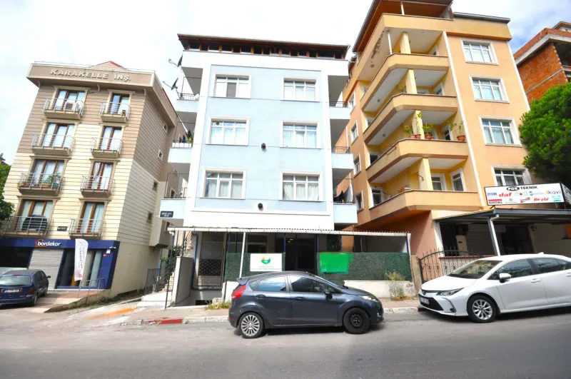 KARTAL KARLIKTEPE'DE FAHRİ KORUTÜRK CADDESİNDE 100M2 WC'Lİ DÜKKAN / DEPO