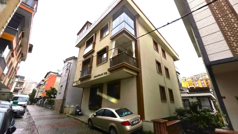 İÇERENKÖY'DE METROYA YAKIN GENÇ BİNADA YÜKSEK GİRİŞ 2+1 KİRALIK