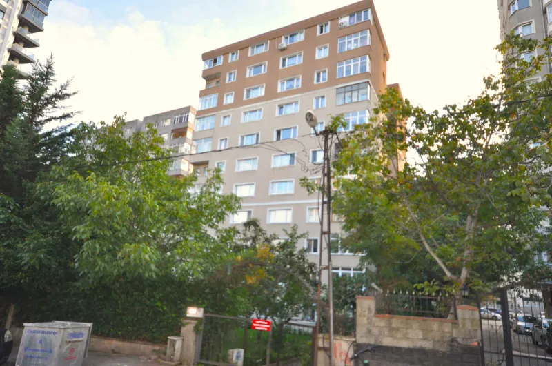 İÇERENKÖYDE YEŞİLLİKLER İÇİNDE  M4 METROYA YAKIN OTOPARKLI TEMİZ BOYALI GENİŞ 3+1