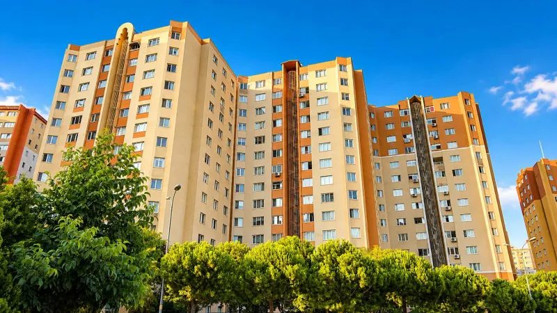 REMAX KAYA BEYLİKDÜZÜ BARIŞ MAHALLESİNDE METROBÜSE YAKIN SATILIK 3+1
