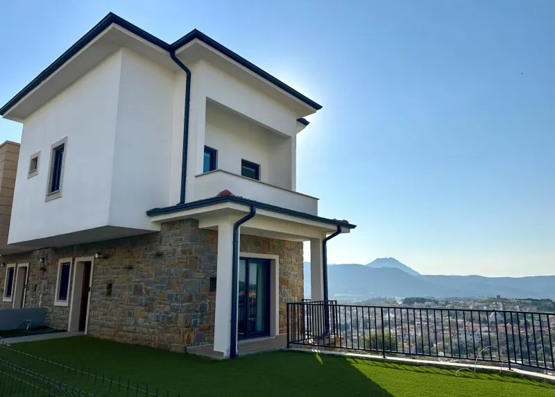 REMAX KAYA GÖKÇEADA IMBROS 5 PROJESİNDE DENİZ MANZARALI SATILIK TRIPLEKS 3+1