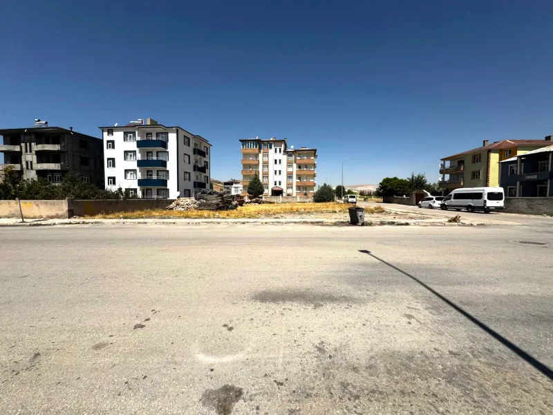 SATILIK KÖŞE ARSA 1000 M² –  MERKEZE YAKIN VETERİNER CADDESİNDE 