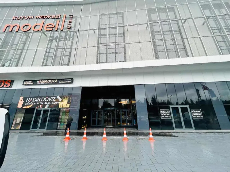 MODEL KUYUM MERKEZİNDE  ASMA KATLI KİRALIK DÜKKAN
