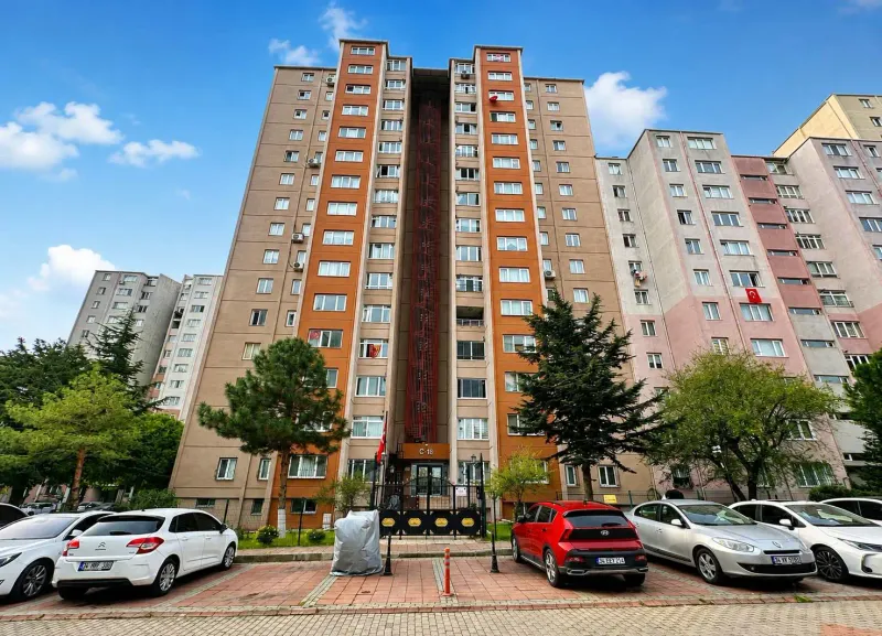 REMAX KAYA BEYLİKDÜZÜ BÜYÜKŞEHİR'DE METROBÜSE YAKIN SATILIK 3+1
