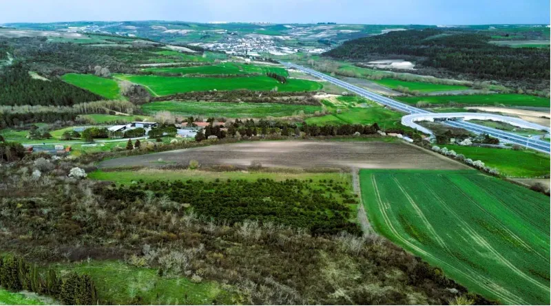ÇATALCA ÖRCÜNLÜ'DE TEM BAĞLANTI YOLUNA 500 M | 11.390 M² | GELİŞEN BÖLGEDE YATIRIMLIK FIRSAT ARSA