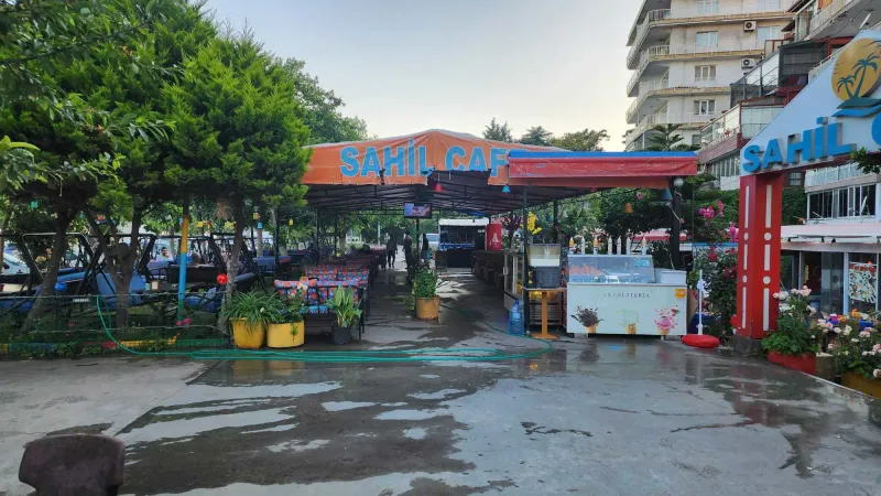 AVCILAR SAHİLİNDE DENİZ VE YEŞİLLİKLER İÇİNDE, YÜKSEK CİROLU, KURULU DÜZEN KAFE DEVREN