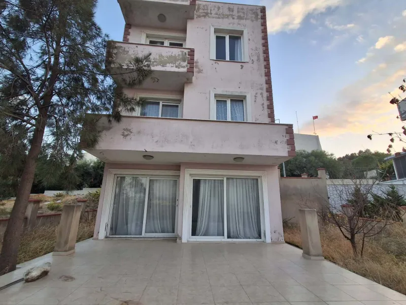 İZMİR SEFERİHİSAR ZÜMRÜTEVLER TRİPLEKS 3+2 SATILIK GENİŞ VİLLA