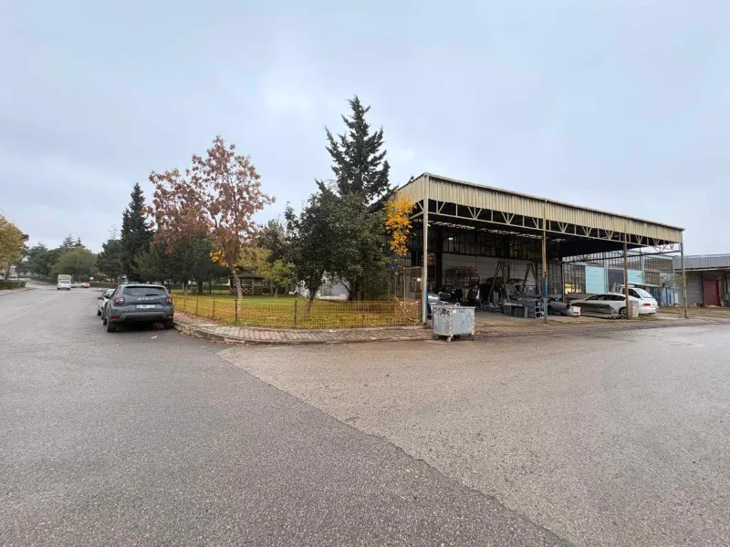 DUDULLU İMES'TE ÇOK İYİ KONUMDA 300M2 TABANLI SATILIK İŞ YERİ